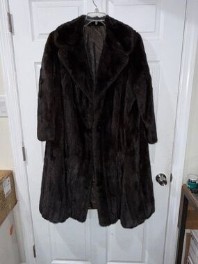 Vintage Dark Brown MINK Fur Coat w/ Wide Lapel Collar and Patterned Inner Lining